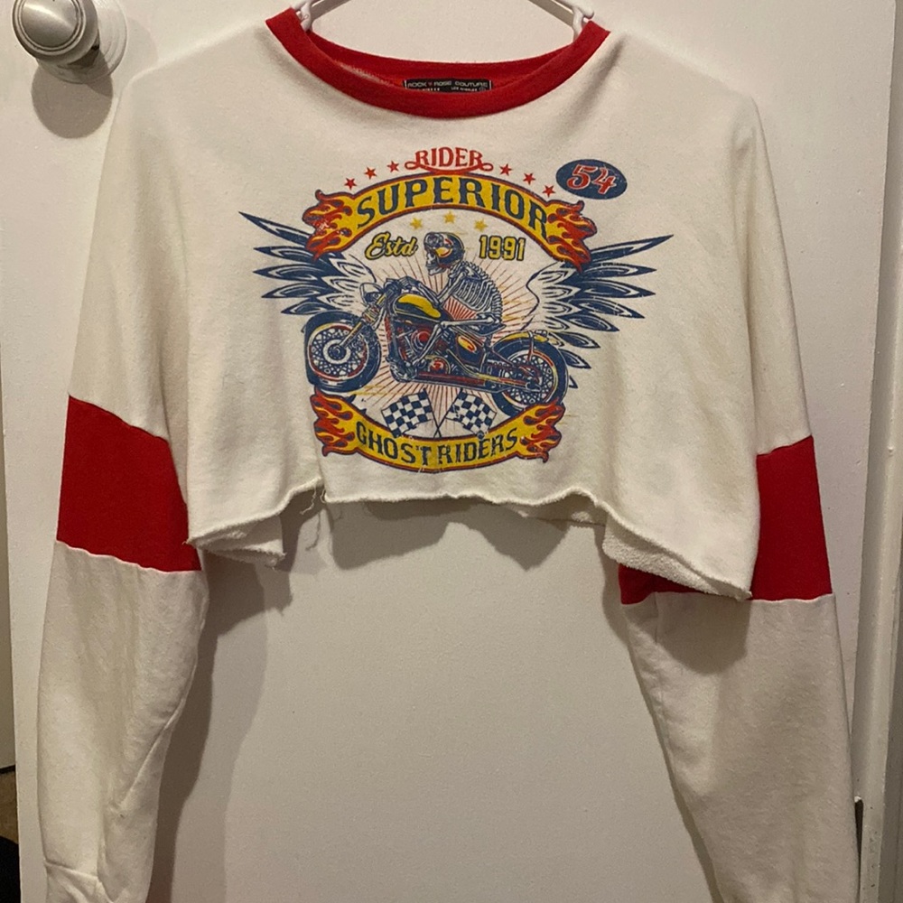 A cropped Long-sleeved tee.